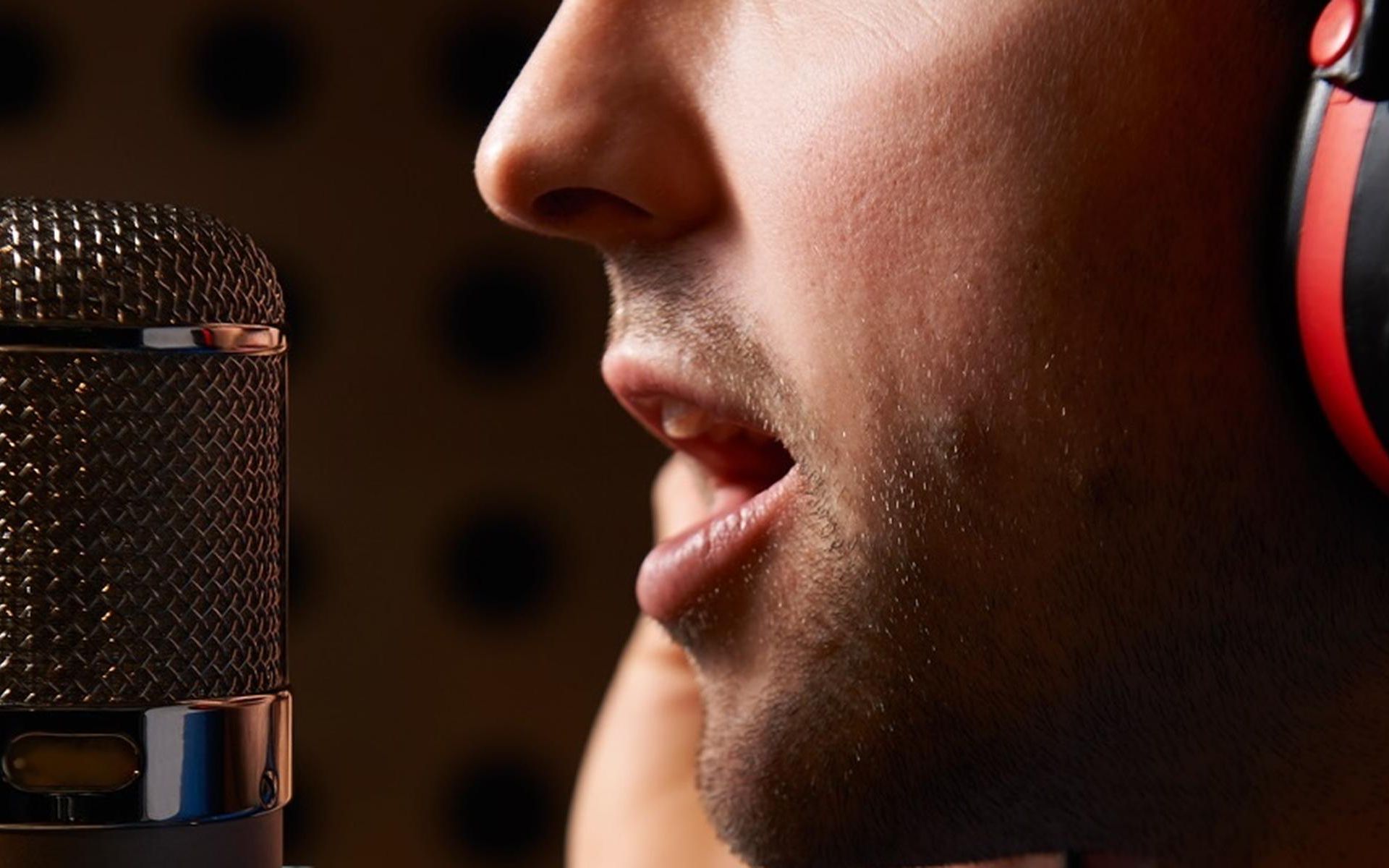 Руке voice. Мужской вокал. Микрофон в студии звукозаписи. Пение мужчина. Перед микрофоном.