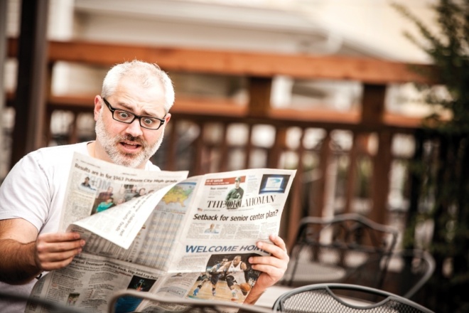 Newspaper man. Человек с газетой. Мужчина с газетой. Фотосессия с газетой. Читает газету.